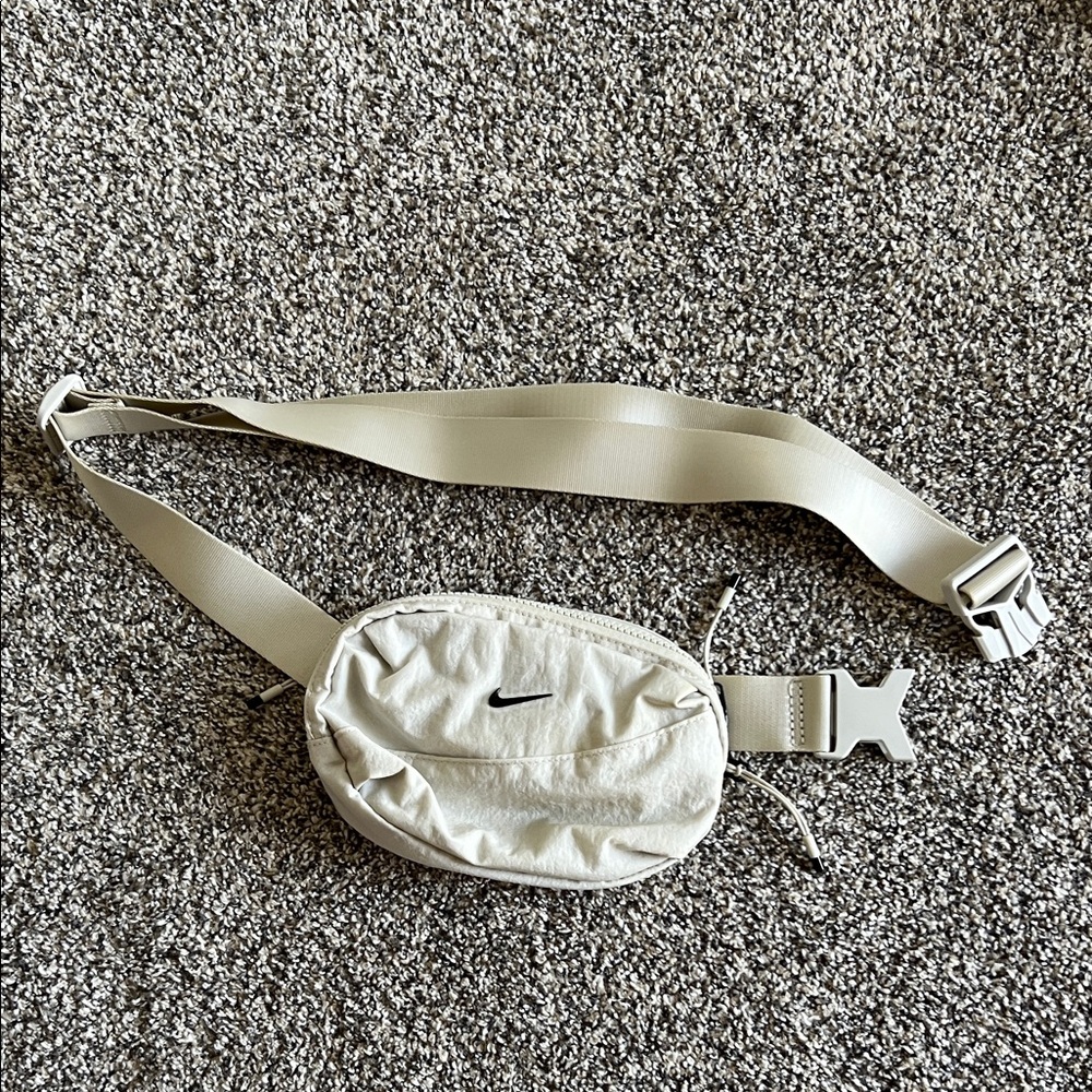 NIKE. | Aura Crossbody Bag